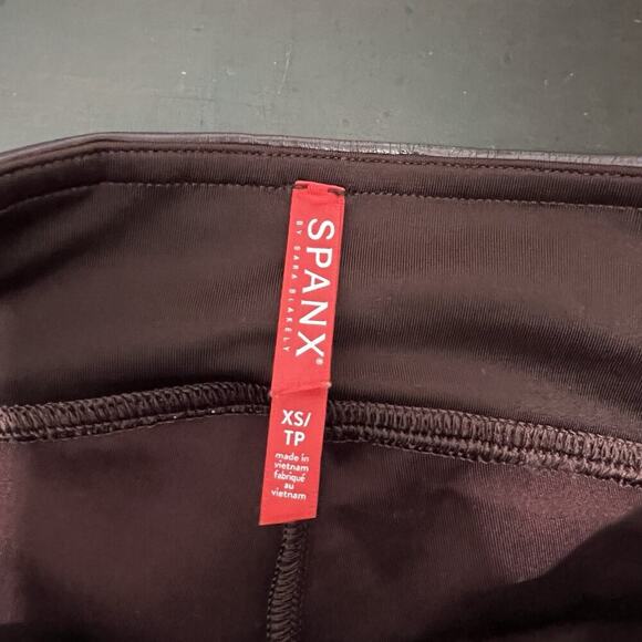 SPANX Faux Patent‎ Leather Liquid Glossy Leggings Ruby Red High Rise Size XS - Picture 9 of 12